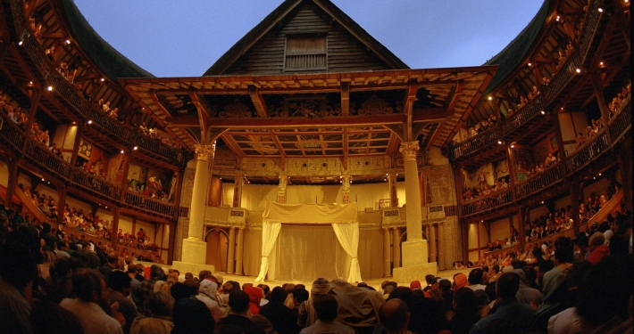 Shakespeare plays on stage at Shakespeare' Globe Theatre today, by night