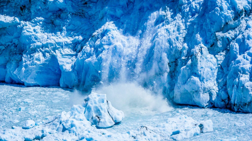 Petito Merino glacier - breaking ice