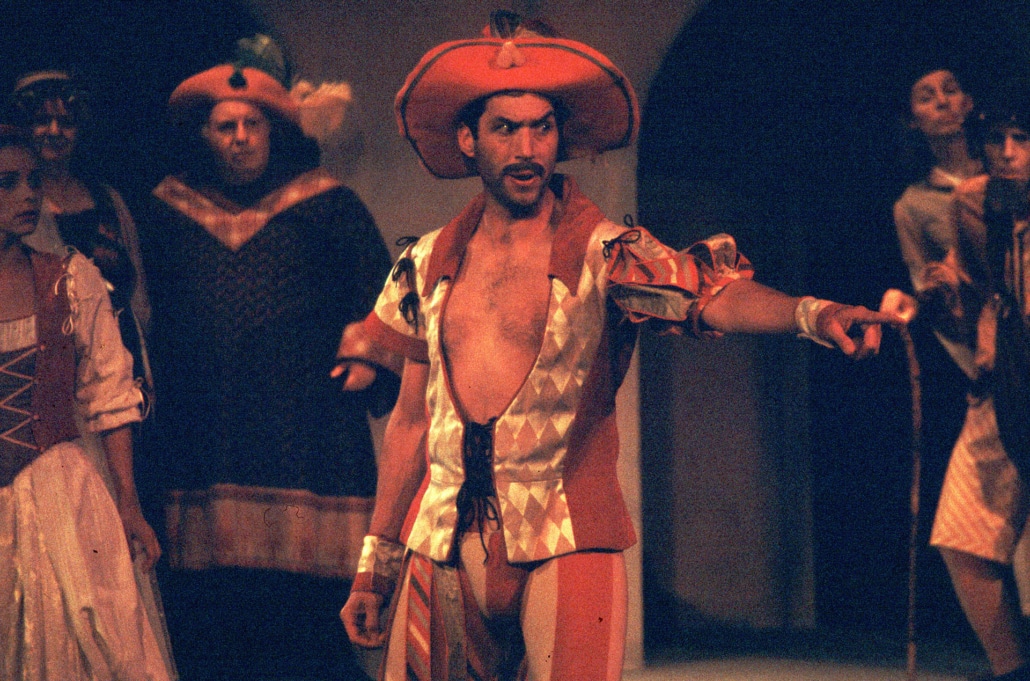 petruchio in his wedding suit with red hat